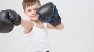 ボクシンググローブをはめた子供の画像
